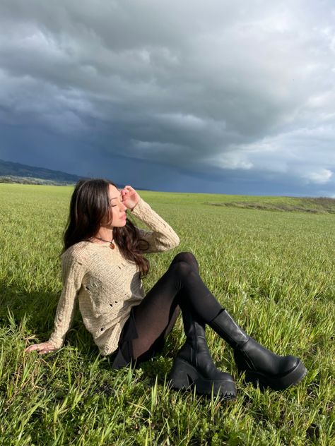 Sky big boots chunky 90s beige top with rips in it, black skirt clouds mountains girl sitting in grass Unif Parker Boots, Unif Boots, Parker Boots, Black Boot Outfits, Tiktok Y2k, Indie Alt, Fashion 90s, Platform Heels Chunky, Instagram Pose