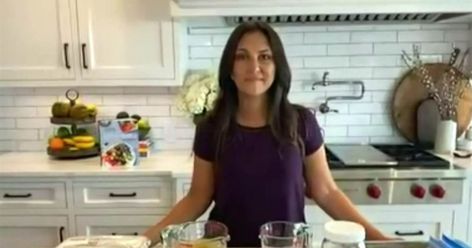 Author of “Skinnytaste Meal Prep” Gina Homolka teaches Hoda and Jenna her tips for utilizing your freezer for prepared meals. She says it is important to label your freezer meals with dates and oven instructions. Prep Meals For The Week, Red Skin Mashed Potatoes, Gina Homolka, Lean Cuisine, Prep Meals, Prepared Meals, Chicken Entrees, White Meat, Baked Chicken Recipes