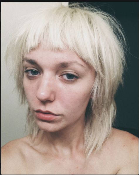 messy/choppy hair with micro bangs <3  Tumblr: gutterpuke Short Shag With Micro Bangs, Mullet Micro Bangs, Bizarre Hairstyles, Mullet With Micro Bangs, Choppy Mullet, Mullet Bangs, Gay Haircut, Micro Fringe, Micro Bangs