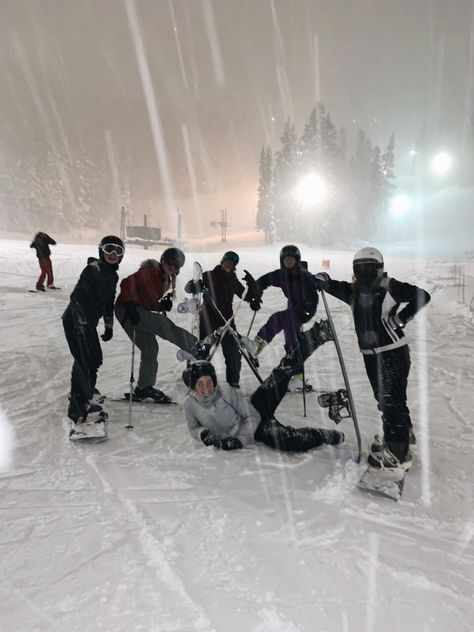 Snowboarding Aesthetic Friends, Ski Friends Pictures, Skiing With Friends Aesthetic, Ski Trip Friends, Friends Ski Trip, Ski And Snowboard Pictures, Ski Group Photo, Mountain With Friends, Snowboarding With Friends