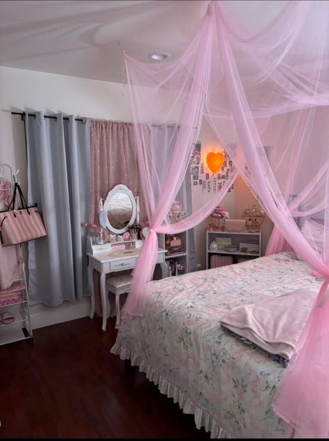 Diy Canopy Bed, Diy Bed Canopy, Canopy Bed Diy, Diy Canopy, Room Looks, Bed Canopy, Ceiling Canopy, Canopy Bed, Diy Bed