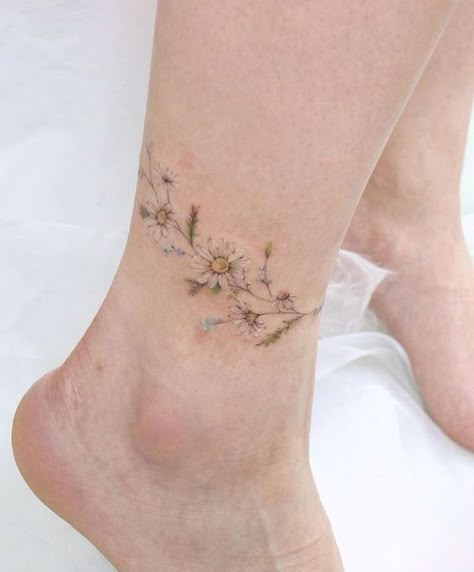 Daisy Bracelet Tattoos For Women, Daisy Chain Bracelet Tattoo, Daisy Chain Tattoo Arm, Daisy Ankle Tattoos For Women, Daisy Foot Tattoo, Daisy Bracelet Tattoo, Flower Ankle Bracelet Tattoo, Floral Anklet Tattoo, Daisy Chain Tattoo Ankle