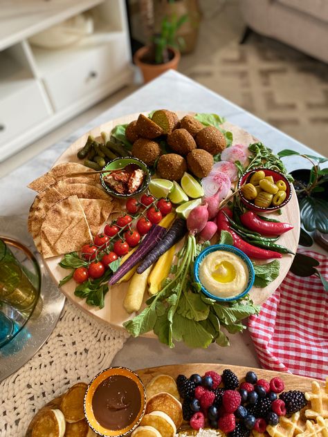 Falafel platter (Arabic Style) Arabic Breakfast Platter, Arabic Breakfast Ideas, Mezzo Platter, Falafel Platter, Mezze Plate, Eid Breakfast, Arabic Breakfast, Hosting Era, Millet Bread