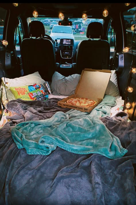 Drive in movie, aesthetic, cute, couple, pizza, candy, fairy lights, date Drive In Date Aesthetic, Drive Ins Aesthetic, Night Time Date Aesthetic, Date Ideas Images, Fall Couple Dates Ideas, Cute At Home Dates, Cute Dates For Couples, Dates Couple, Trunk Movie Date