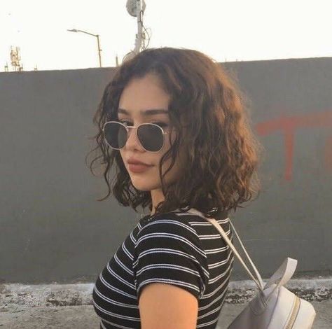 Bob Haircut Curly, Curly Hair Photos, Short Curly Haircuts, Short Wavy Hair, Penteado Cabelo Curto, Curly Bob Hairstyles, Curly Hair Cuts, Short Curly Hair, Grunge Hair