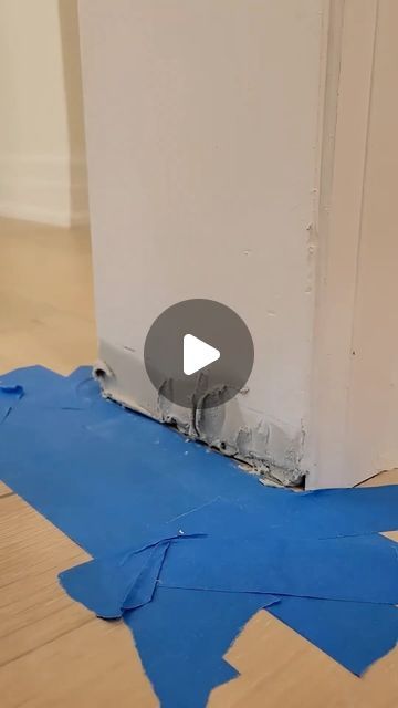 Landscaping Company on Instagram: "Stop Using Caulking for Big Gaps! Watch How to Properly Fill and Paint Gaps in Your Flooring  @renoiy_network  #diy #construction #landscaping #hardscaping #carpentry #lifehacks #tools" Caulking Baseboards, Diy Baseboards, Southern Charm Decor, Diy Fails, Diy Construction, Silicone Caulk, Fence Boards, Villa Design Architecture, Floor Molding