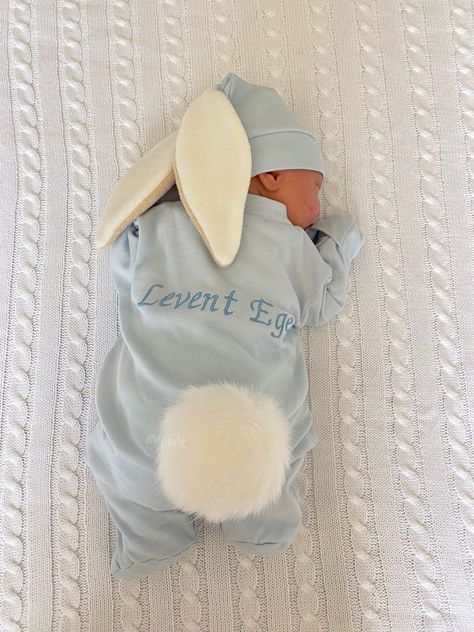 100% Cotton baby onesie has removable tail and embiodered with name We have worldwide express shipping #babyclothing #babyboy #newborn #newbornphotography #babyshowerideas Baby Boy Newborn Outfits, Baby Boy Aesthetics, Newborn Baby Boy Outfits, Baby Bunny Outfit, Welcome Baby Boy, Bunny Onesie, Baby Easter Outfit, Easter Baby, Newborn Boy Clothes