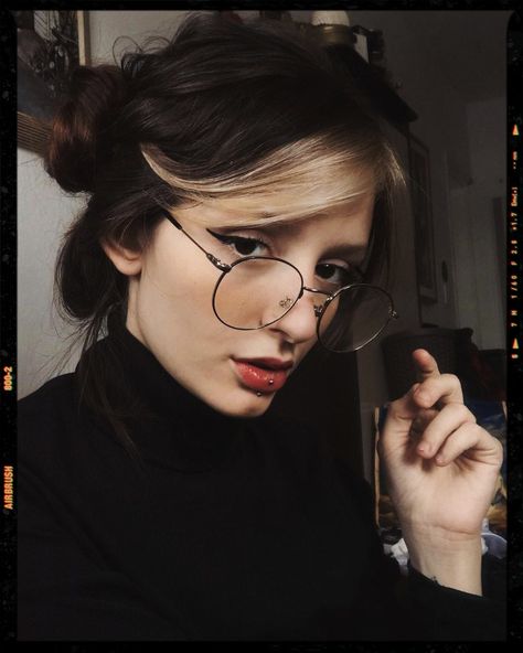 Dark Academia Aesthetic Chaotic Academia Makeup, Dark Academia Short Hair, Dark Academia People, Dark Academia Aesthetic Makeup, Light Academia Makeup, Dark Academia Glasses, Dark Academia Makeup Looks, Dark Academia Photoshoot, Dark Academia Pictures