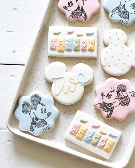 @tinycrumbscookieco on Instagram: “Vintage Disney full set reveal! Add this set to my ever-growing favourites list °o° . . . . . #tinycrumbscookieco #cookies #cookieart…” Disney Theme Cookies, Vintage Disneyland Cookies, Minnie Cookies Decorated, Vintage Disney Cookies, Disney Birthday Cookies, Vintage Disney Baby Shower Ideas, Disney Sugar Cookies, Disneyland Cookies, Disney Party Theme