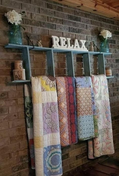 Mason Jar Wall Decor Diy, Diy Quilt Display Ideas, Mini Ladder Decor Ideas, Blanket Display Ideas, Mini Ladder Decor, Blanket Ladder Ideas, Blanket Ladder Decor, Country Deco, Quilt Ladder