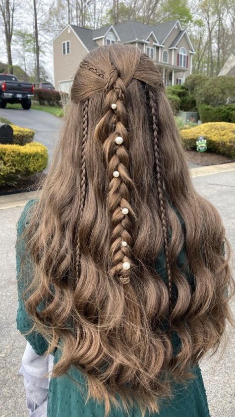 Witch Hairstyles Medium Length, Layered Hair Hairstyles Half Up, Rennisance Hair Styles, Renn Faire Hairstyles, Medevil Hairstyles Simple, Traditional Irish Hairstyles, Middle Ages Hairstyles, Traditional Celtic Hairstyles, Medival Hairstyle Easy