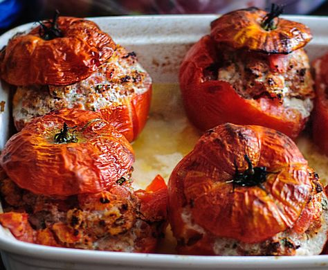 Tomates Farcies: "Stuffing summer tomatoes with ground beef to creates the quintessentially French tomate farcie." Portable Dinner Ideas, Cooking With Ginger, Potato Fries Baked, Con Carne Recipe, Tomato Bread, Plats Healthy, Sweet Potato Fries Baked, Food Republic, Onion Tart