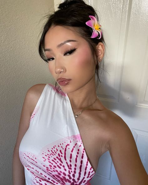 🌸 • • • • • #shopkollyy #selfie #explore #explorepage✨ Hawaiian Makeup, Beach Foam, Hawaiian Hair, Hawaiian Hairstyles, Foam Flower, Wedding Party Accessories, Cute Makeup Looks, Hair Accessories Clips, Flower Headpiece