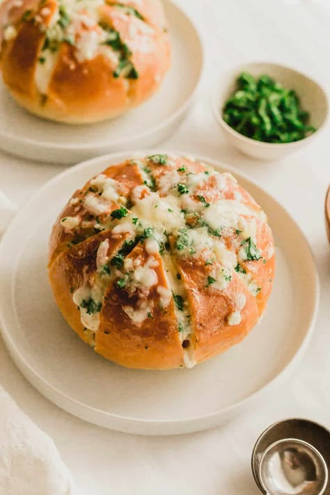 Korean garlic cream cheese bun on a white plate. Korean Bread Recipe, Bakery Journal, Cream Cheese Buns, Korean Cream Cheese Garlic Bread, Cream Cheese Garlic Bread, Korean Bread, Cheat Day Meals, Korean Bun, Garlic Twist