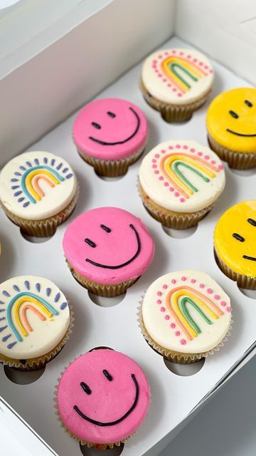 Preppy Birthday Cupcakes, Smile Face Cupcakes, 70s Cupcakes Ideas, Preppy Cupcakes, Preppy Birthday Cake, Preppy Bday, Happy Cup, Preppy Party, Rainbow Cupcakes