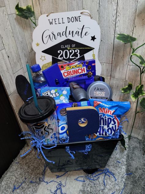 Graduation Blue Graduation Bucket Gifts, Cute Graduation Gifts For Bf, Graduation Snack Gift Basket, Boys Graduation Gift Ideas High Schools, Graduation Gift Basket Ideas For Boys, Graduation Gift For Brother, Cute Graduation Gifts For Boyfriend, Grad Gift Basket Ideas, Grad Gift Ideas For Guys