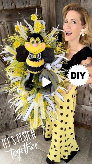 Bee Wreaths For Front Door, Bee Wreaths, Ba Bam Wreaths, Bee Wreath, Wreath Maker, Bee Decor, Halloween Yard, Wreath Making, Homecoming Mums