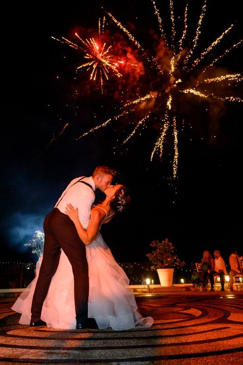 Sangeet Photos, First Kiss Wedding, First Dance Photos, Wedding Fireworks, Wedding Mexico, Boda Ideas, Wedding Portrait Poses, Nye Wedding, Wedding Painting