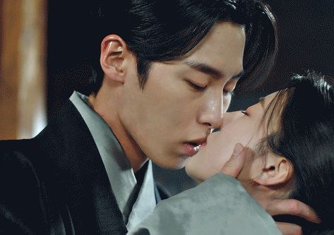 Lee Jae Wook Gif, Hot Kiss Reference, Kdrama Gif, Psychological Tricks, Sketch Reference, Kiss Gif, Korean Drama Romance, Lee Jae-wook, Korean Shows