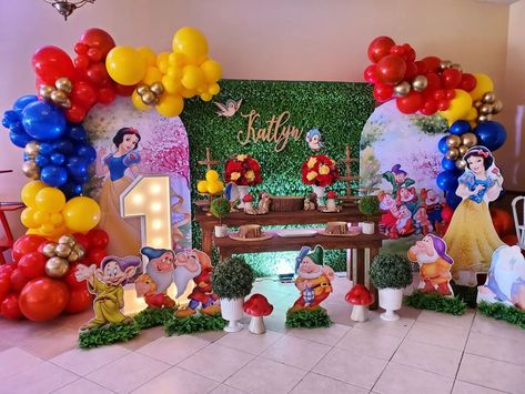 Baby Snow White, Balloon Birthday Themes, White Party Theme, Snow White Birthday Party, Princess Theme Birthday, Princess Theme Birthday Party, Snow White Birthday, Snow White Party, 7 Dwarfs