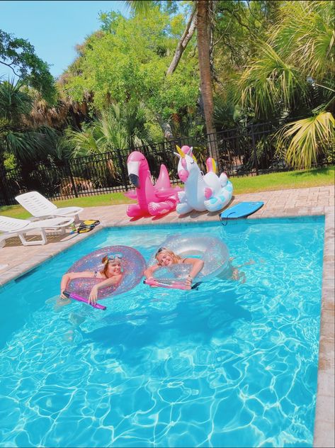 Pool Float Picture Ideas, Pool Party Preppy, Preppy Summer Pics, Preppy Summer Pictures, Pool Preppy, Preppy Aesthetic Summer, Preppy Pool, Preppy Pfps, Pool Floaties