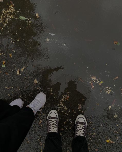 Couple In Rain, Rainy Day Photography, Aesthetic Rain, The Sound Of Rain, Cozy Rainy Day, Rain Aesthetic, Rain Pictures, Foggy Weather, Free Wallpaper Backgrounds