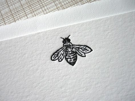 Tattoo Tiny, 4 Tattoo, Letterpress Stationery, Trendy Tattoo, Bee Tattoo, Arte Sketchbook, Hand Tattoo, Trendy Tattoos, Bees Knees