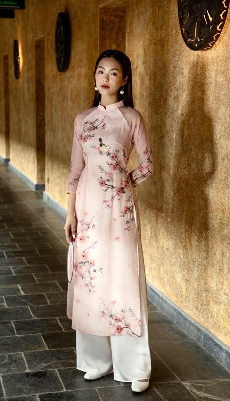 Worst Outfits, Traditional Vietnamese Clothing, Vietnam Clothes, Modern Ao Dai, Chinese Fancy Dress, Vietnamese Clothing, Asian Style Dress, Vietnam Dress, Traditional Gowns