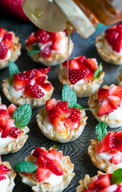 Fruit In Cups For Party, Strawberry Appetizer, Savory Strawberry Recipes, Strawberry Appetizers, Strawberry Bites, Fruit Sweets, Awesome Appetizers, Viral Recipes, Phyllo Cups