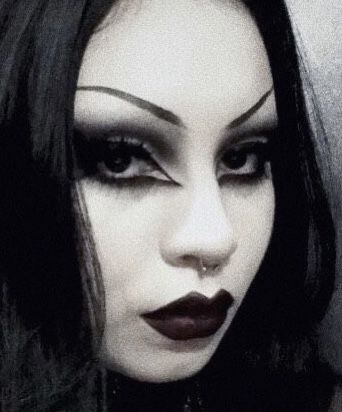 Goth Makeup Deep Set Eyes, Trad Goth Makeup Hooded Eyes, Goth Makeup Simple, Goth Vampire Makeup, 80s Goth Makeup, Heavy Metal Makeup, Vampire Goth Makeup, 90s Goth Makeup, Cross Makeup