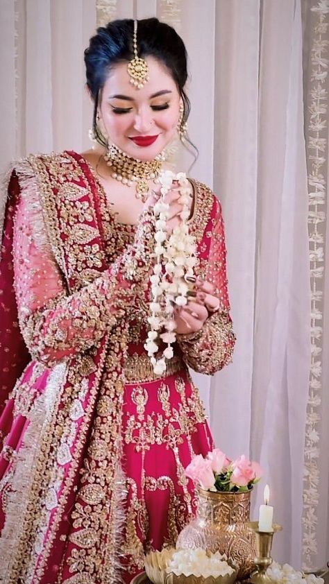 Pink Dress Makeup, Ruffle Blouse Designs, Mehandi Dress, Pakistani Bridal Hairstyles, Hania Aamir, Pakistani Bridal Lehenga, Pakistani Bridal Dress, Cloth Embroidery, Pakistani Bridal Makeup