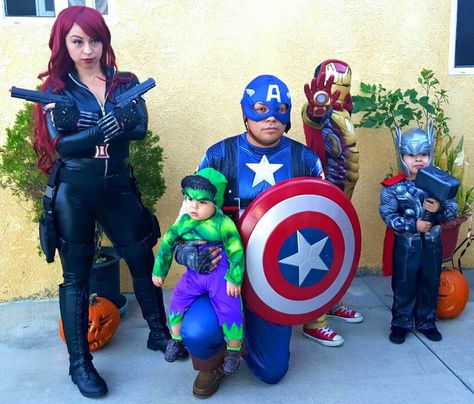 Avengers Family Costumes, Family Marvel Costumes, Avenger Family Costumes, Superhero Family Costumes, Avengers Family, Family Costumes Diy, Marvel Dress, Marvel Family, Avengers Costumes