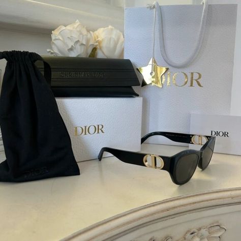 Dior 30Montaigne B5U Sunglasses Dior Butterfly, Temple Interior, Christian Dior Homme, Swarovski Sunglasses, Frameless Sunglasses, Christian Dior Sunglasses, All Face Shapes, Gray Lenses, Dior Accessories