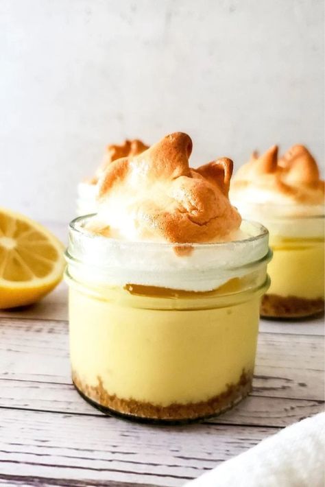 Take a timeless dessert and make it in a simple, mess-free way with this Lemon Meringue Pie In A Jar recipe. It’s fun to prepare this delicious pie in a jar recipe! When you’re craving something sweet and looking for something different to make than your usual go-to recipes, give this recipe a try Pie In A Jar Recipe, Single Serving Desserts, Pie In A Jar, Slab Pies, Yummy Pie Recipes, Cake Jars, Lemon Cream Pies, Farmers Market Ideas, Mason Jar Recipes