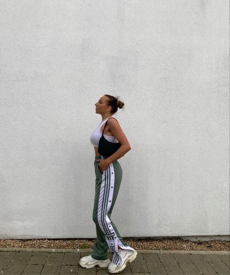 Adidas sporty adibreak pants aesthetic
Y2k style aesthetic 
Athleisure style 
Green fashion outfit 
Instagram pose ideas inspiration Adibreak Pants Outfit, Green Adidas Pants, Aesthetic Athleisure, Adidas Track Pants Outfit, Y2k Style Aesthetic, Adidas Pants Outfit, Adidas Adibreak, Pants Aesthetic, Adidas Jogger