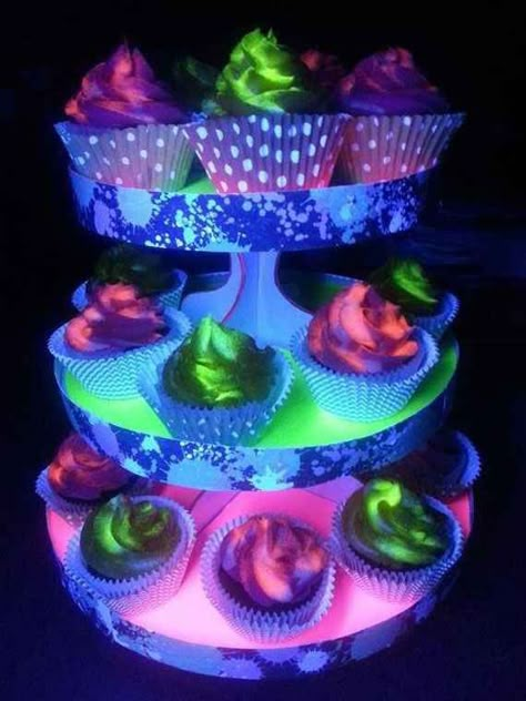 How To Throw The Most Epic Dance Party Ever. I'm pretty sure I want to throw my daughter a glow in the dark party/sleepover. I've found so many cute ideas. Dark Cupcakes, Glow In The Dark Cupcakes, Glow In The Dark Cake, Neon Cupcakes, Dark Cake, Black Light Party, Glow In Dark Party, Neon Birthday Party, Biscuits Diététiques