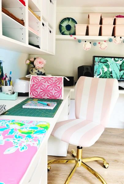 The Chic Shed Reveal – Lemon House Design Lilly Pulitzer Themed She Shed #PalmBeachChic Lilly Pulitzer Office, Beachy Office, She Shed Craft Room, Womans Office, Grand Millenial, Ikea Eket, Palm Beach Chic, Hall Room, Den Ideas