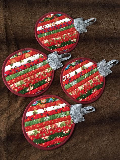 Sewn Christmas Ornaments, Christmas Decorations Sewing, Christmas Fair Ideas, Christmas Tree Quilt, Christmas Sewing Projects, Quilted Ornaments, Fabric Ornaments, Creation Couture, Felt Christmas Ornaments