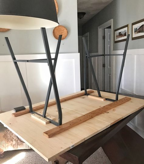 Easy DIY Trestle Dining Table with horizontal pinewood boards and Ikea Lerberg Trestle Legs Ikea Lerberg, Meja Outdoor, Diy Esstisch, Ikea Dining, Diy Dining Room Table, Trestle Legs, Diy Kitchen Table, Table Ikea, Trestle Dining Table