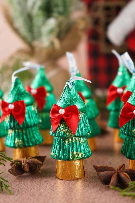 Reeces Christmas Tree Peanut Butter Cups, Peanut Butter Cup Christmas Trees, Reese’s Christmas Trees, Candy Christmas Trees, Candy Trees, Easy Holiday Treats, Reese's Peanut Butter Cup, Candy Christmas Tree, Dollar Tree Christmas