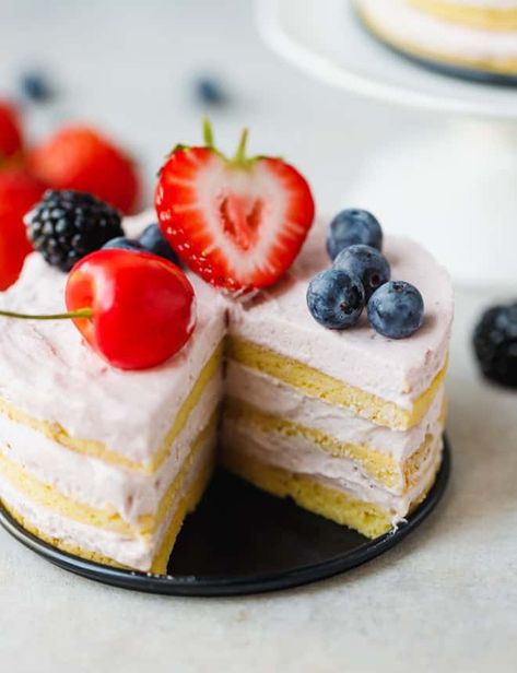 Keto Sponge Cake, Mousse Cake Filling, Chocolate Mousse Cake Filling, Mascarpone Whipped Cream, Charlotte Cake, Cake With Strawberry, Sugar Free Cake, Low Carb Cake, Strawberry Mousse