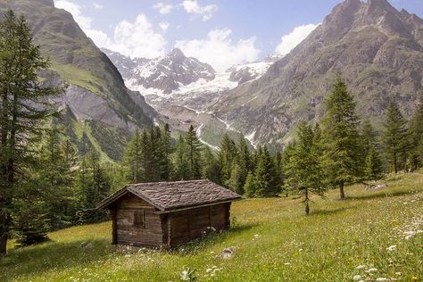 This would be a nice little shack to own! Alps Cabin, Remote Homes, Log Cabin Exterior Ideas, Cabin Outside, Isolated Cabin, Small Mountain Cabin, The Cabin In The Woods, Simple Cabin, Mountain Architecture