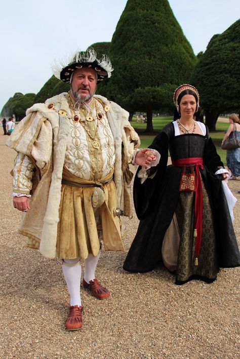 16th Century Fashion Women, House Beesbury, Reinessance Dress, 1100s Fashion, Traditional French Clothing, Tudor Clothes, Tudor Wedding, Tudors Costumes, Medieval Knight Costume