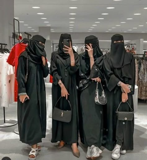 Girls Gang Dp, Friends Gang Aesthetic, Islamic Clothing Abayas, Niqabi Girl, Long Frock Designs, Muslimah Outfit, Niqab Fashion, Muslim Style, Hijabi Aesthetic