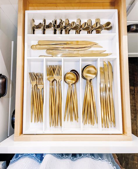 Gold Cutlery Drawer Organization, White And Gold Kitchen Utensils, White And Gold Kitchen Accessories, Bamboo Kitchen Decor, White And Gold Kitchen Decor, Gold Steak, College Apartment Kitchen, Gold Kitchen Utensils, White Kitchen Utensils