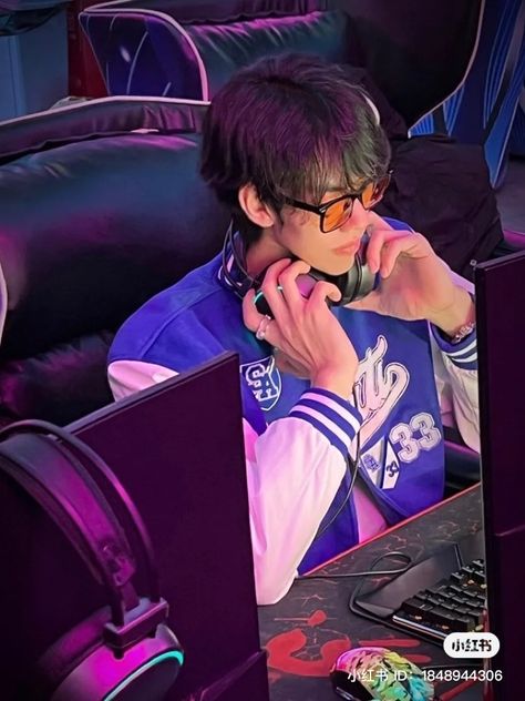 Gamer Pose Reference, Gamer Boy Aesthetics, Gamer Boys Aesthetic, Brp Port Rpw Icon, Boy Reference, Man Reference, Drawing Poses Male, Gamer Boys, Gamer Boy