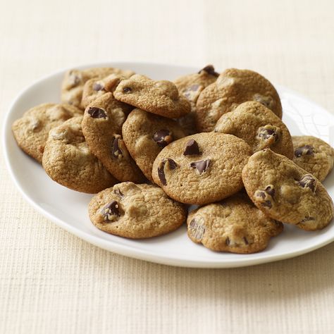 https://www.weightwatchers.com/us/recipe/mini-chocolate-chip-cookies-1/5626a5d4f79cf9120df37610 Mini Chocolate Chip Cookies Recipe, Weight Watcher Cookies, Mini Chocolate Chip Cookies, Bite Size Cookies, Weight Watchers Recipes, Ww Desserts, Choc Chip Cookies, Weight Watchers Desserts, Chip Cookie Recipe