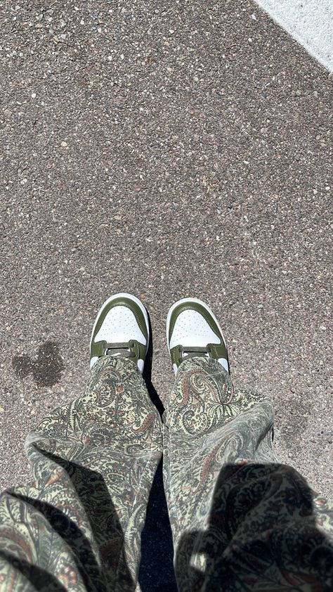 Olive Green Dunks, Green Dunks, Outfit Inspo Streetwear, Olive Green Outfit, Clothing Male, Dunk Low Nike, Olive Green Pants, Pants Streetwear, Dunks Nike