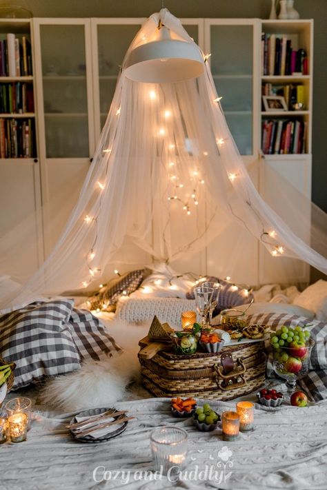 Tipps für ein kuscheliges Indoor-Picknick und Blitz- Rezepte Room Creative Ideas, Romantic Home Dates, Home Dates, Couples Stuff, Indoor Tents, Bed Crown Canopy, Indoor Picnic, Indoor Camping, Woodland Cottage