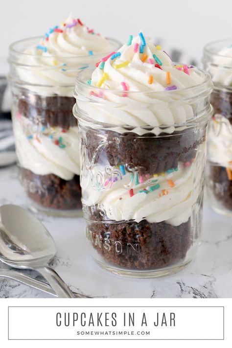 Mason Jar Desserts Recipes, Mason Jar Cupcakes, Cupcakes In A Jar, Cinnamon Roll Cupcakes, Mason Jar Cakes, Jar Cakes, Desserts In A Jar, Theme Park Ideas, Cake Jars